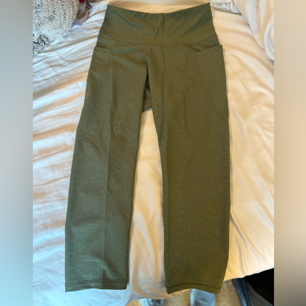 Old Navy go-dry leggings leopard green